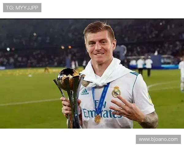 克罗斯：从中场指挥官到足球传奇的华丽蜕变之路